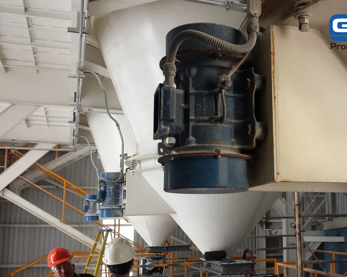 Silo con cono vibratorio y vibrador electromecánico instalado en planta