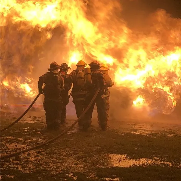 Bombero en acción: carretes para manguera de protección contra incendios